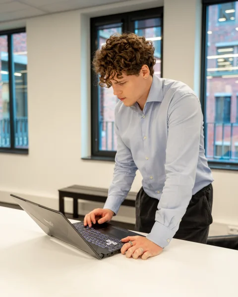 Jack van der Vall werkt staand aan zijn laptop