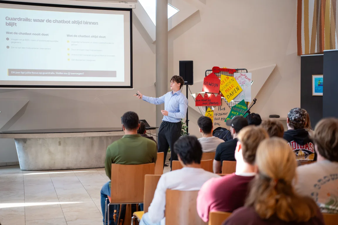 Jack van der Vall presenteert RotterMaatje 2.0 aan het publiek