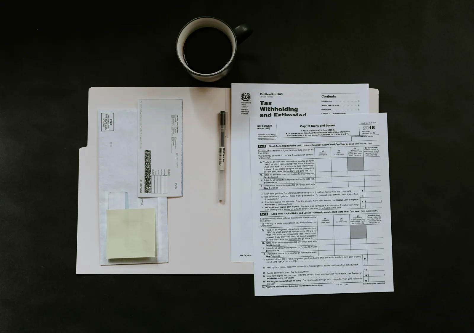 Een papieren factuur naast een kop koffie op een bureau, symbool voor de dagelijkse stroom inkoopfacturen.